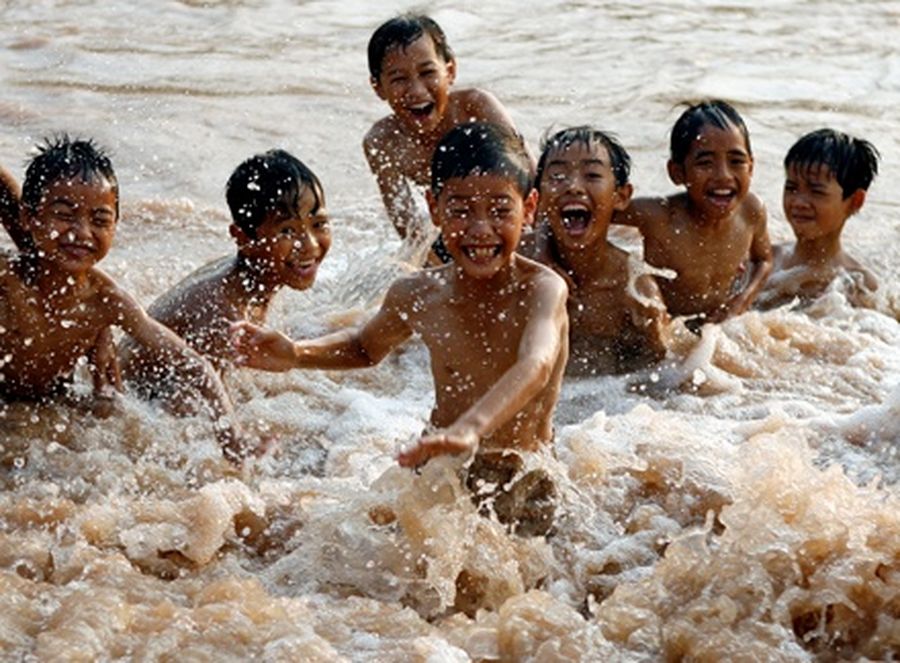 Children cool down at a pond at Sau Gia village in Ha Tay province, outside Hanoi. 