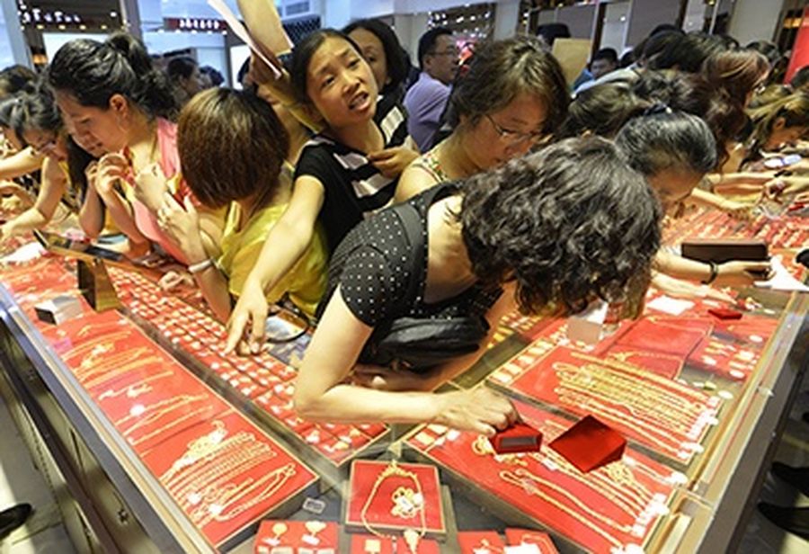 Customers flock to buy gold accessories at a gold store in Taiyuan, Shanxi province.