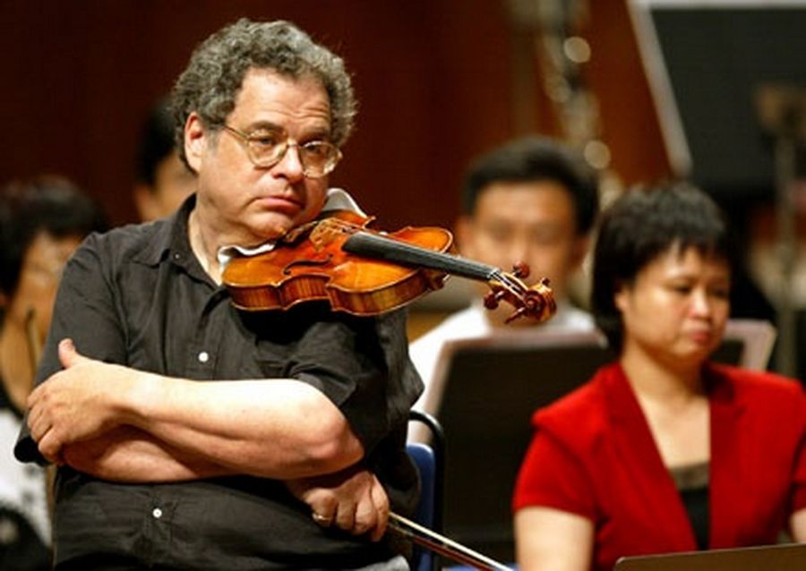 World-renowned violinist Itzhak Perlman rehearses with a local symphony in the southern Chinese city of Guangzhou.